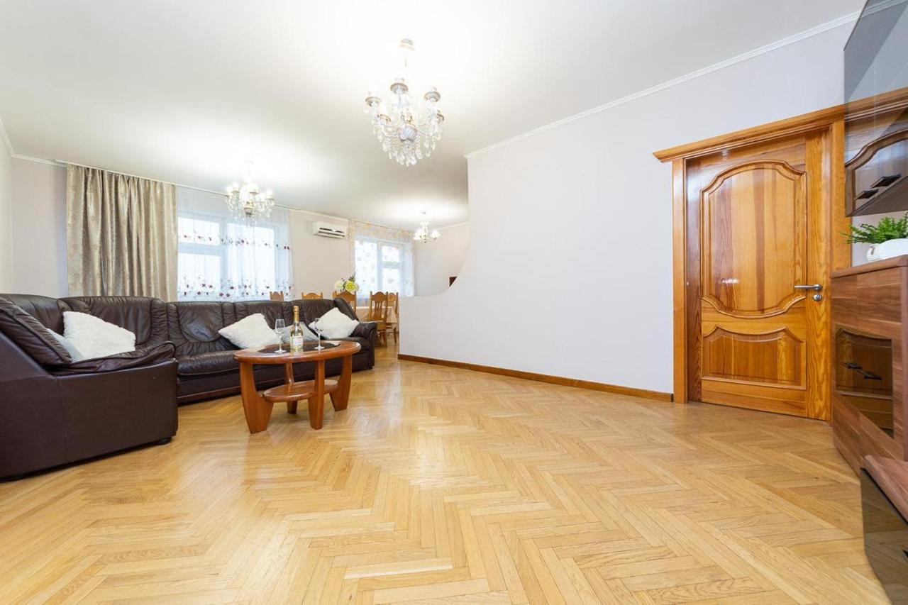 Spacious Apartments In The Center Of Obolon 2 Bedrooms キエフ エクステリア 写真