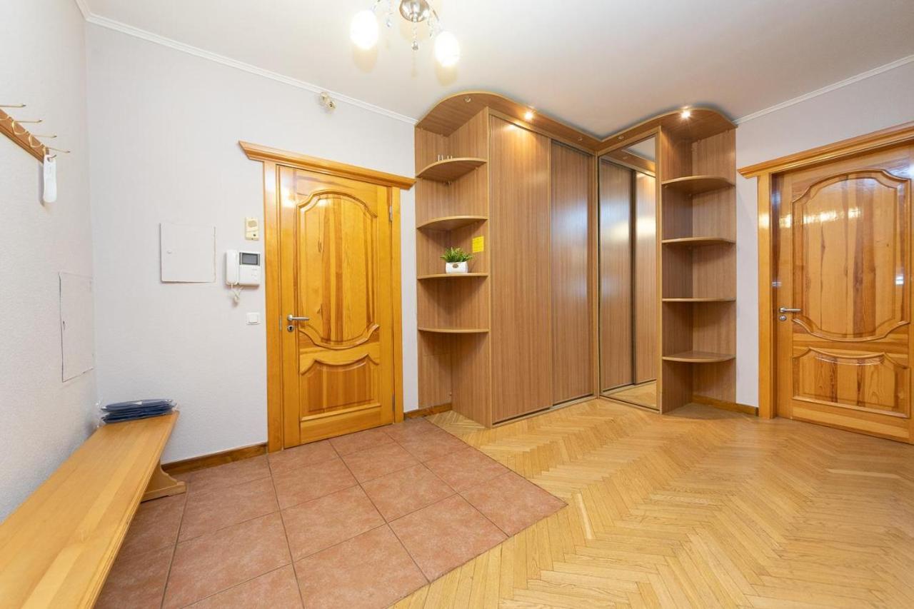 Spacious Apartments In The Center Of Obolon 2 Bedrooms キエフ エクステリア 写真