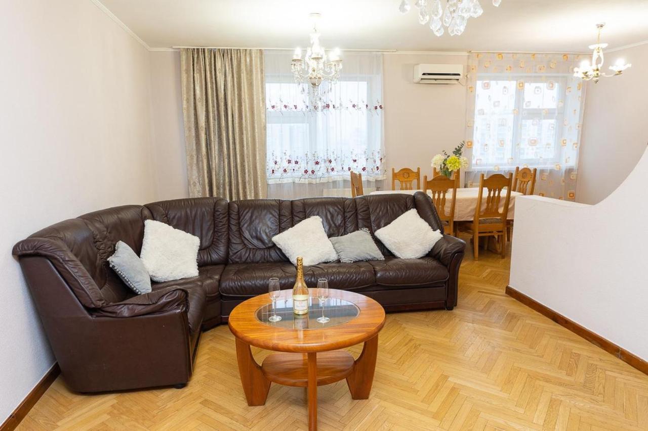 Spacious Apartments In The Center Of Obolon 2 Bedrooms キエフ エクステリア 写真