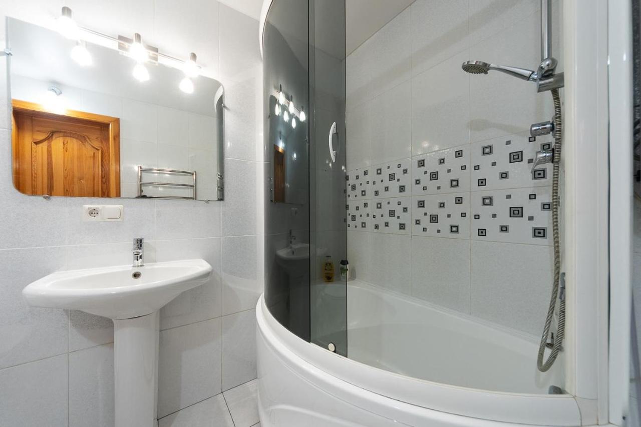 Spacious Apartments In The Center Of Obolon 2 Bedrooms キエフ エクステリア 写真