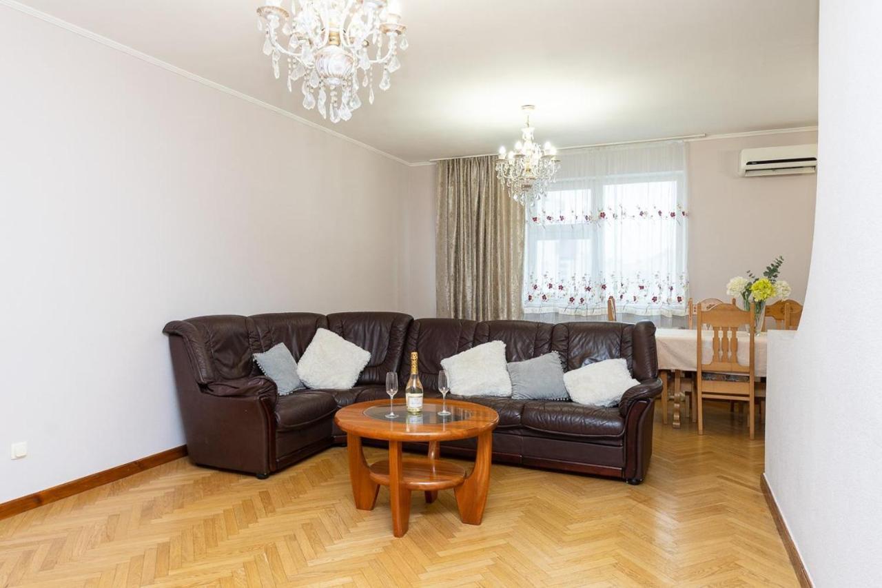 Spacious Apartments In The Center Of Obolon 2 Bedrooms キエフ エクステリア 写真